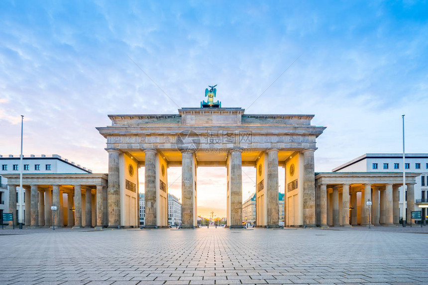 柏林市的日出与德国柏林的勃兰登堡门图片