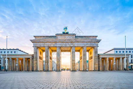 柏林市的日出与德国柏林的勃兰登堡门图片