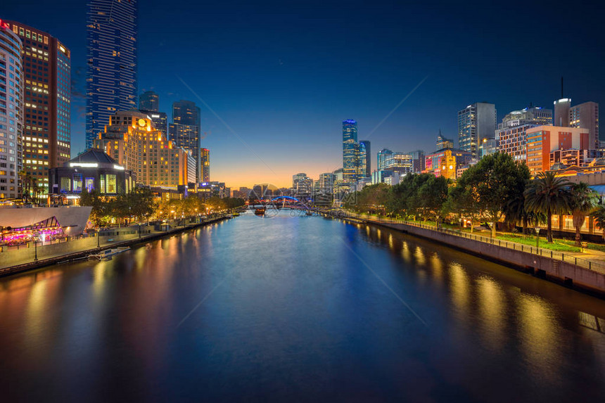 黄昏时分澳大利亚墨尔本的城市景观图片