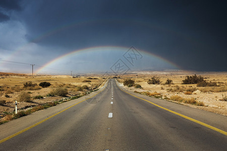 如诗画的荒凉景观道路上方有彩虹图片