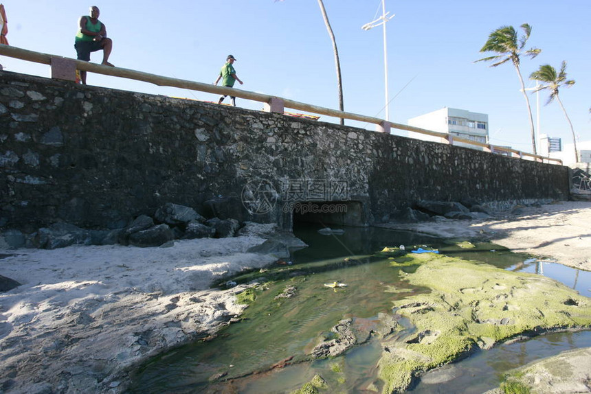 萨尔瓦多Amaralina海滩沙上的污水和观光水流图片