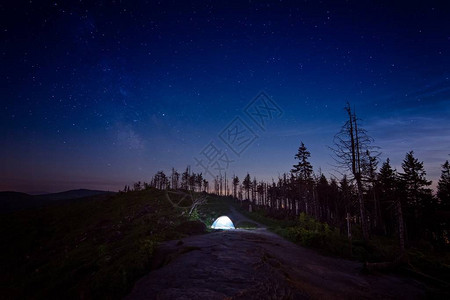 夜间在山区单人照明帐篷波兰西里亚的西里背景图片