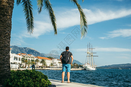 站在海边的男子与大船交界处美丽的景图片