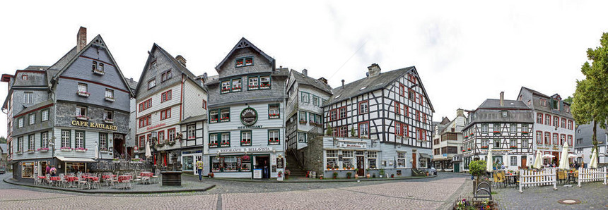德国Monschau镇广场全景和林木建筑图图片