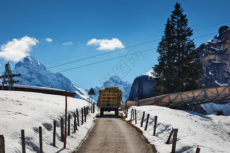瑞士因特拉肯附近的山路上装图片