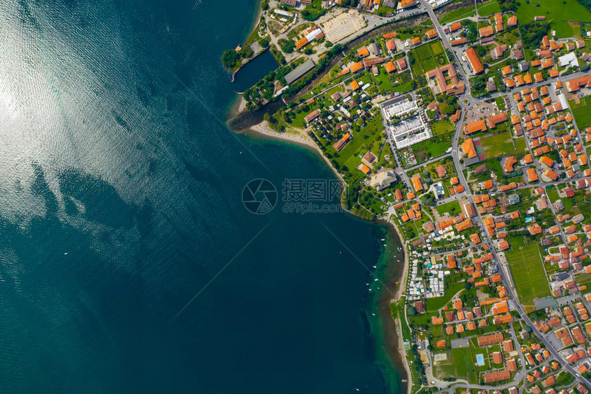 意大利东戈科莫湖的空中景象海岸线被图片