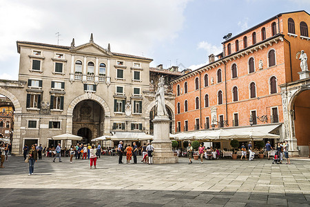 夏季在维罗纳的但丁广场Si图片