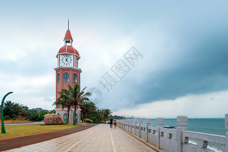 位于海南省海口市海岸线上的古钟楼背景图片