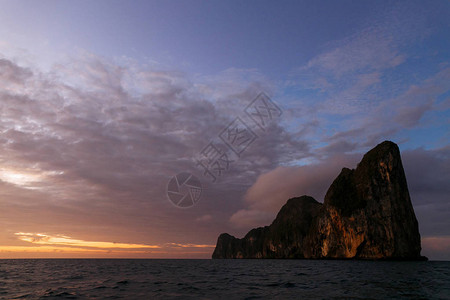 岩层和海洋两栖岛屿对日图片