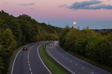 英国双车道在日落时的双轨公路其背背景图片