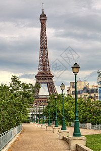 法国巴黎著名的Eiffel铁塔和传统城市灯柱的垂直形象校图片
