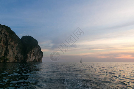 海上日落的美丽风景皮岛图片