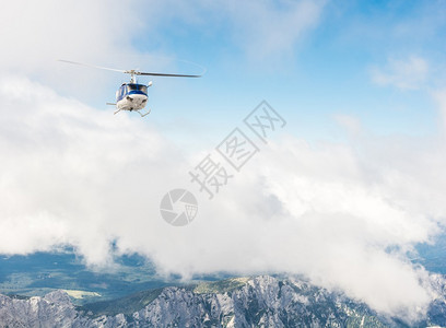 直升机飞越山脊云图片