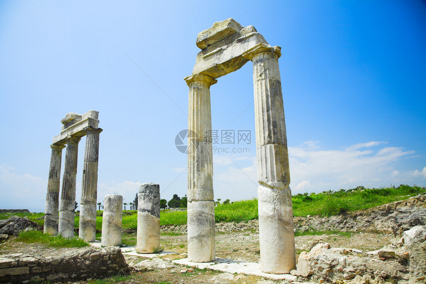 古代柱子和拱门的废墟图片