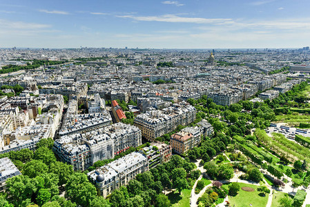 夏季法国巴黎的空中全景图片
