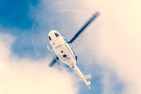 直升机在天空下飞背景图片