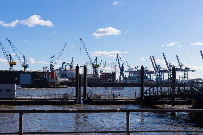 汉堡码头设施和舰船在漫步的征程中下午阳光明亮图片