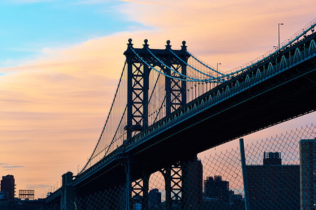 曼哈顿桥和天线双轮风景日落时从纽约市布图片