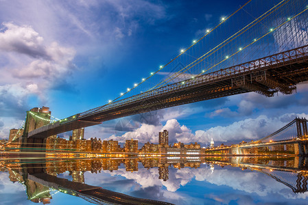 与布鲁克林和曼哈顿桥的反射纽约美图片