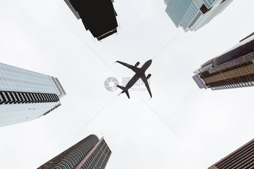 摩天大楼和清空天的底部视图与飞机在图片