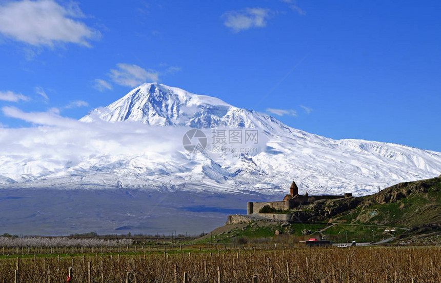 三月亚拉腊山背景下的亚美尼亚修道院图片
