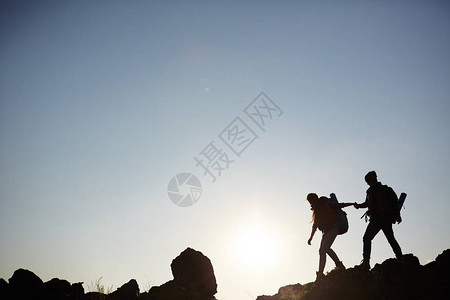 在山上徒步旅行的情侣背光阴暗的黑色影集图片