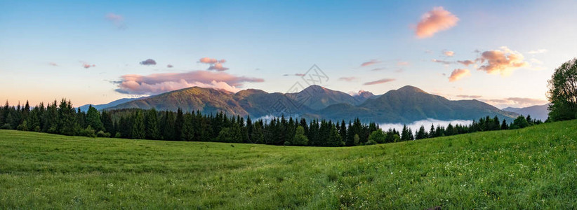 美丽的黎明全景与山脊蓝天云彩森林草甸和雾在山谷小法特拉山公园图片