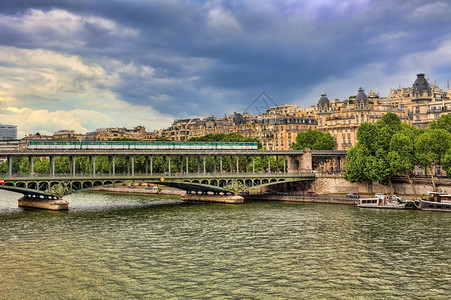 火车经过法国巴黎塞纳河上著名的庞特德比图片
