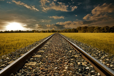 大草原的铁路奔向地平线高清图片
