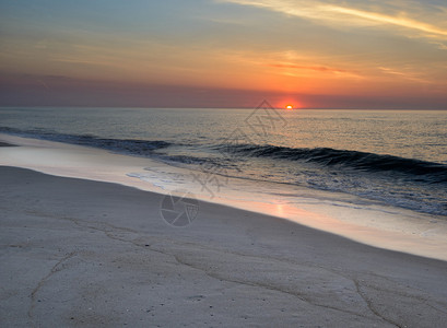 海上日出海浪柔和前景是海滩图片