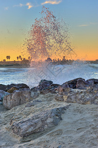 海浪溅在岩石上的紧密视图图片