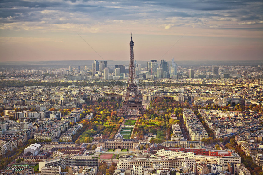 日落时的巴黎空中景象从图片