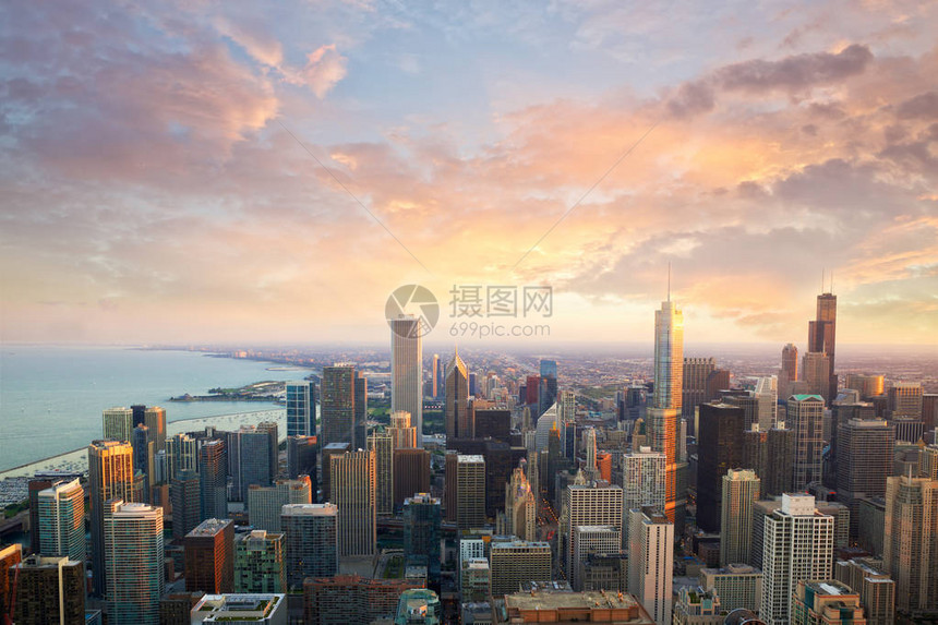 在日落时间鸟瞰图的芝加哥天际线美国图片