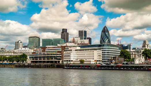泰晤士河边的伦敦金融城图片