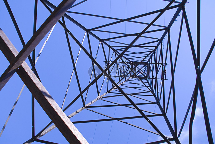 清澈的蓝天和输电线路的钢塔从里面看图片