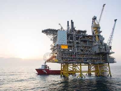 挪威部门在北海拥有一艘供应船的近海石油平台图片