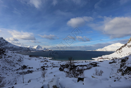 山诺韦雪冬天渡湾水天图片