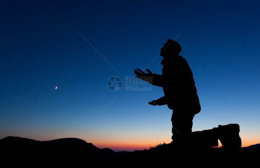 一个人在山顶上向帝祈祷图片