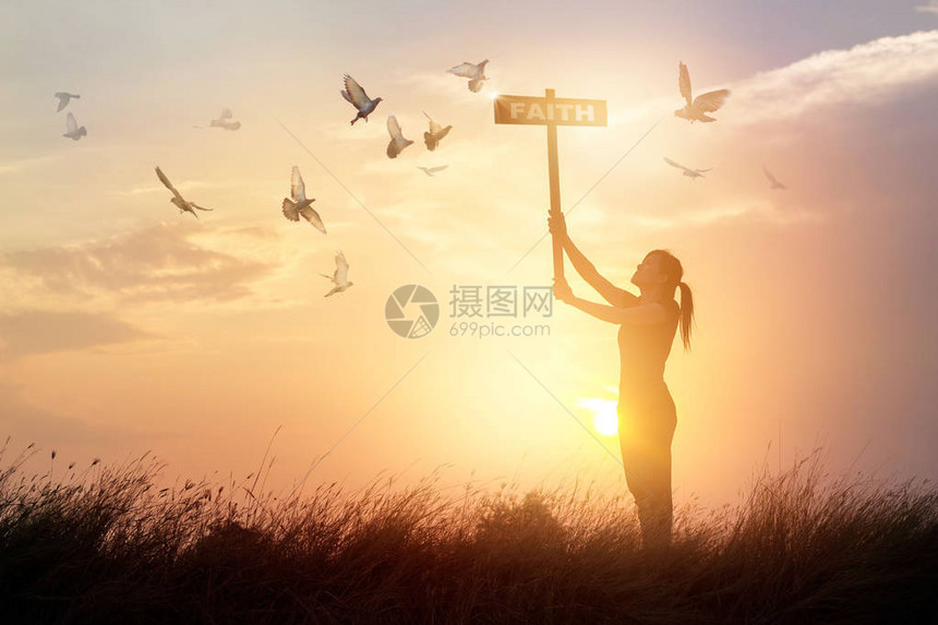 女人在自然日落背景上持有字信图片