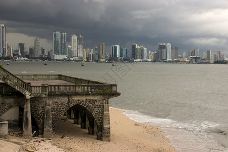 巴拿马城海边的城市图片