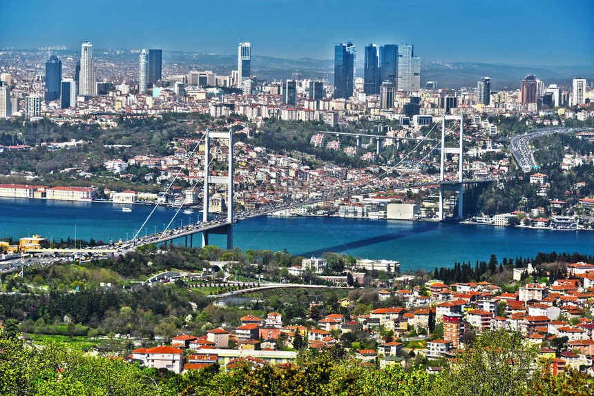 伊斯坦布尔的全景与波斯普鲁斯海峡上空的博图片