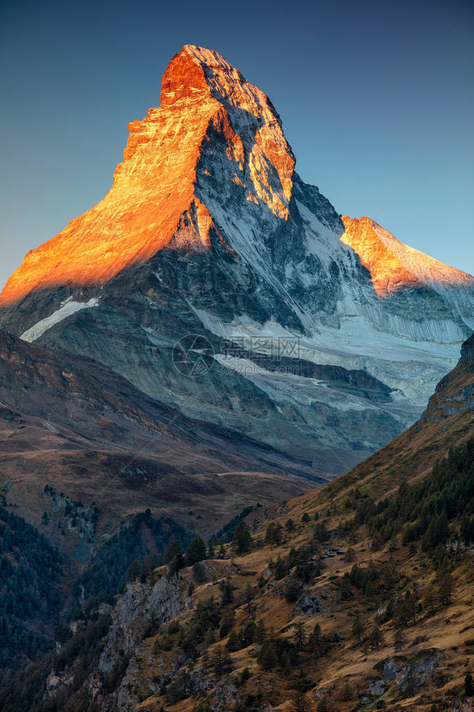 秋季日出时瑞士马特宏峰的景观图像图片