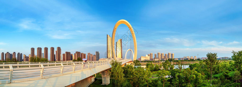 南京市的天线和现代建筑图片
