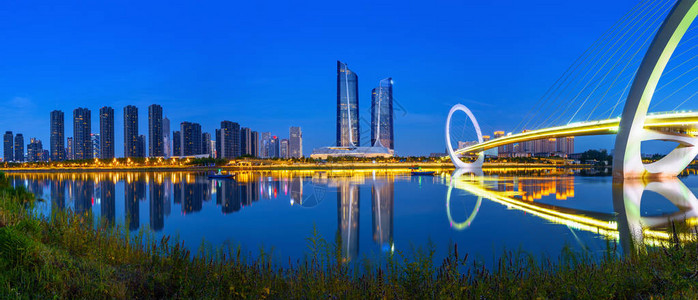 南京城市天际线与现代建筑夜景图片