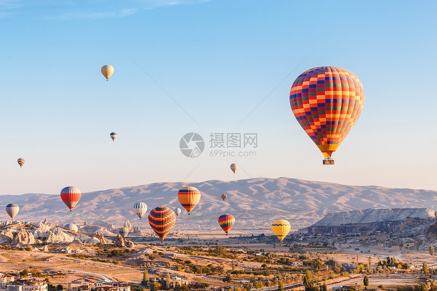 许多热气球飞越土耳其卡帕多西亚戈雷梅图片