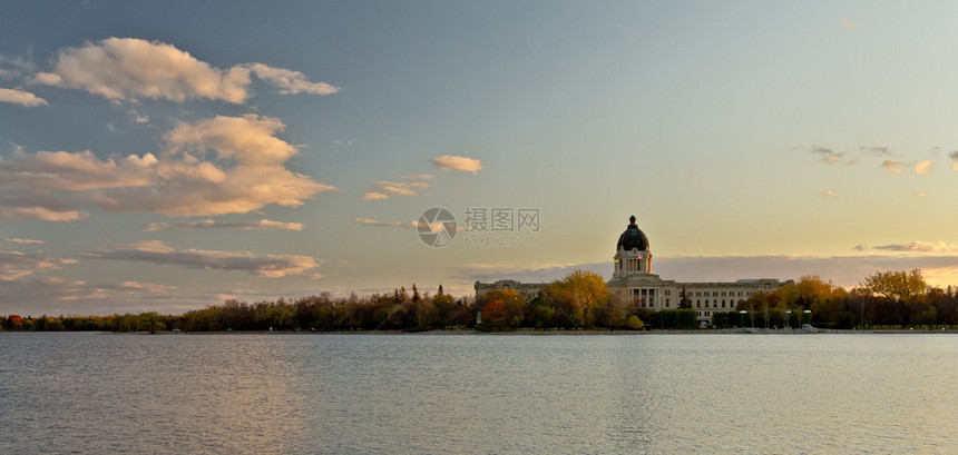 萨斯喀彻温省立法建筑背景与Wascanain在日图片