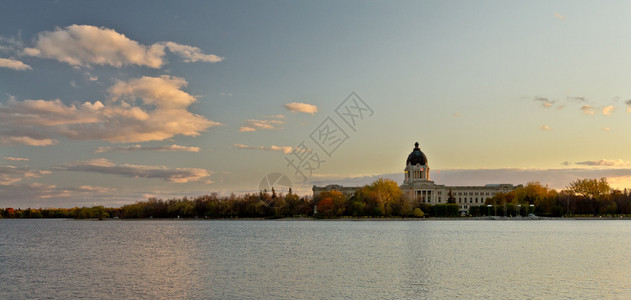 萨斯喀彻温省立法建筑背景与Wascanain在日图片