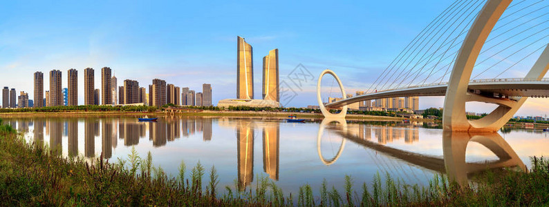 南京市的天线和现代建筑图片
