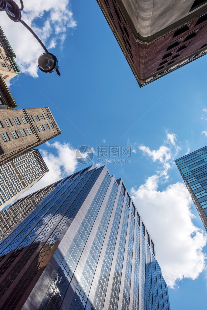 仰望曼哈顿的摩天大楼天空和图片