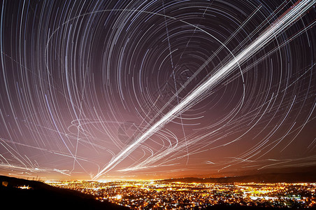 从恒星和空中交通中累积的光线足迹在加利福尼亚图片